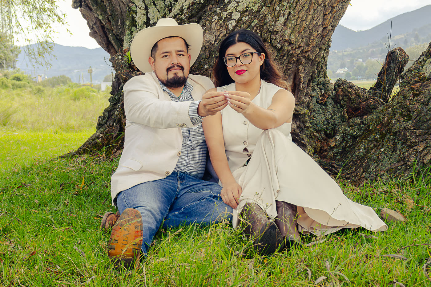 Fabiola e Irving bajo un árbol